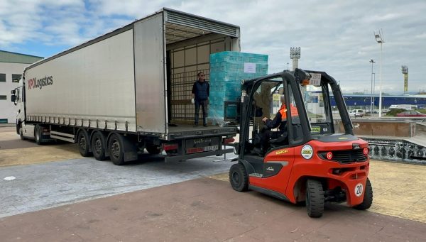 El Ayuntamiento de Ponferrada envía el primer camión a Valencia con 30 pallets. / QUINITO