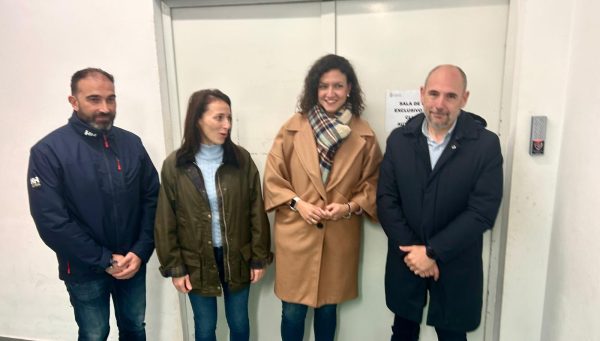 Eva González y Lidia Coca, junto a los técnicos municipales, presentaron las nuevas cerraduras digitales del pabellón Lydia Valentín