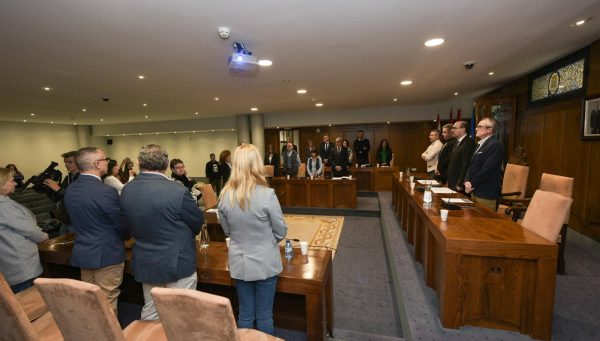 Minuto de silencio antes del pleno extraordinario del Ayuntamiento de Ponferrada