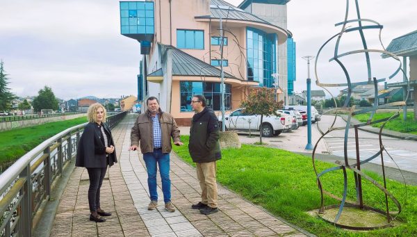 Silvia Franco y José Manuel Pereira acompañan al portavoz del PP en una visita reciente a Camponaraya