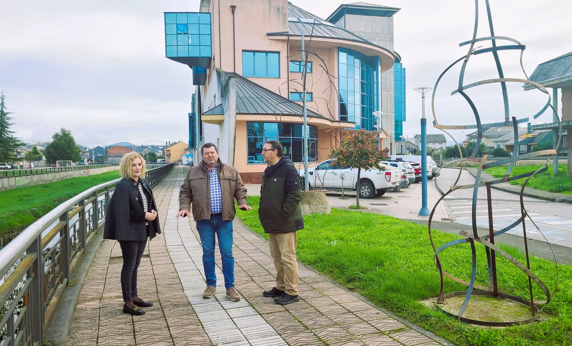 Silvia Franco y José Manuel Pereira acompañan al portavoz del PP en una visita reciente a Camponaraya