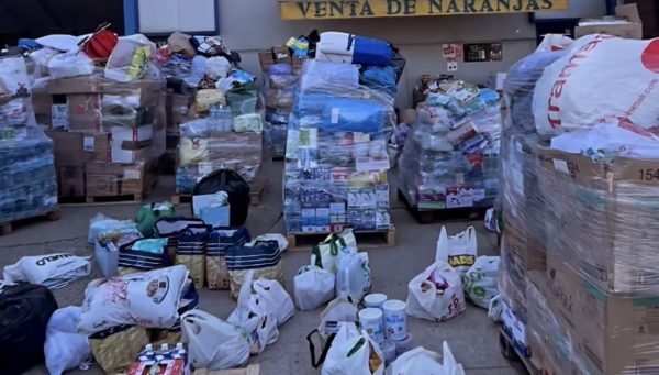 Recogida de alimentos y ropa para los afectados por la DANA en el Polígono Industrial de Camponaraya.