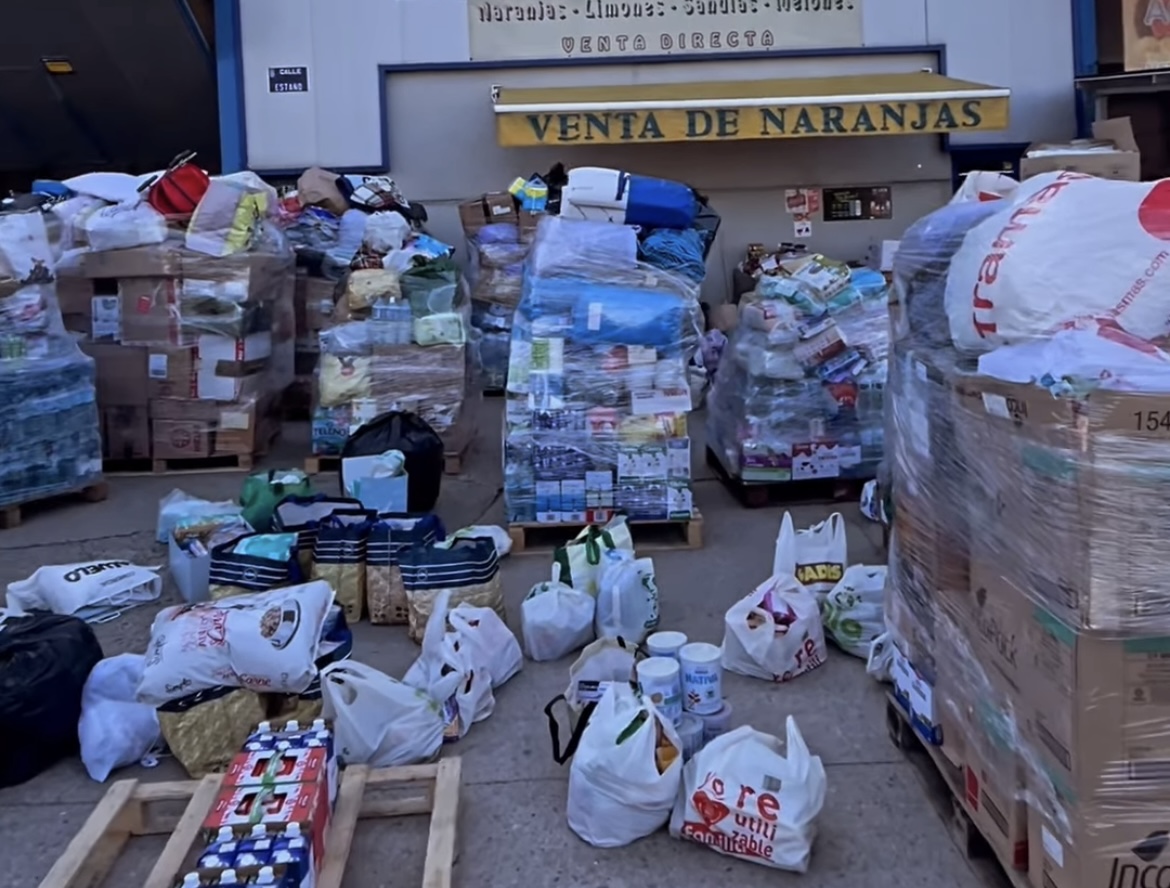 Recogida de alimentos y ropa para los afectados por la DANA en el Polígono Industrial de Camponaraya.