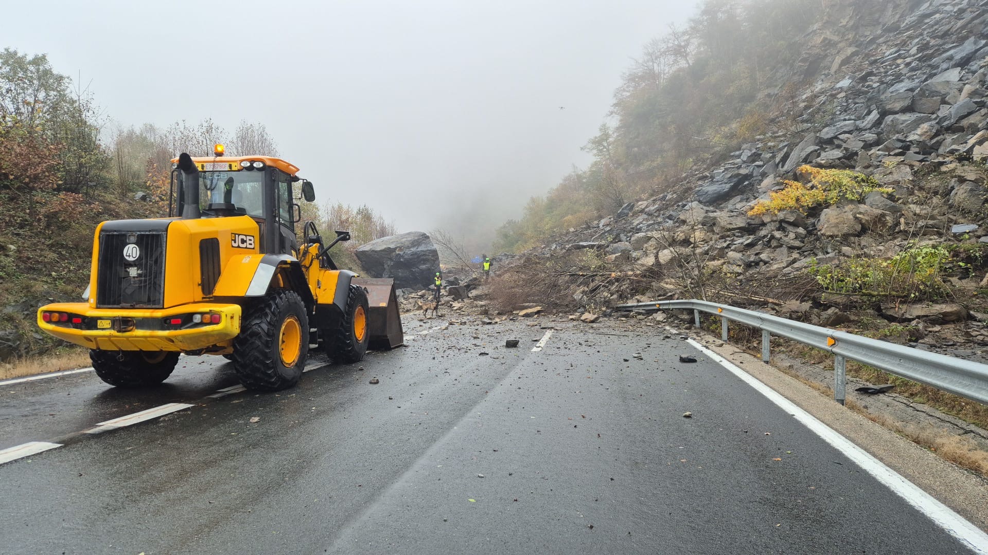 Un desprendimiento de rocas corta la AP-66 en la zona de Lena (Asturias) y obliga a establecer desvíos por la N-630