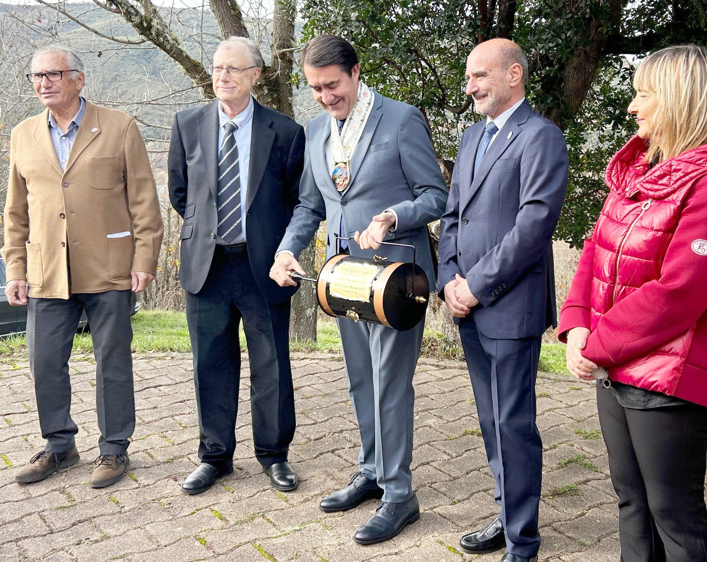 El consejero de Medio Ambiente, Vivienda y Ordenación del Territorio, Juan Carlos Suárez-Quiñones, asiste a la XLII Feria de las Castañas de El Bierzo y Exaltación del Magosto