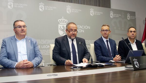 El presidente de la Diputación de León, Gerardo Álvarez Courel, y el diputado de Hacienda, Santiago Dorado, acompañados por los vicepresidentes Roberto Aller, Valentín Martínez, Ana Arias y Luis Alberto Arias, presentan el proyecto de presupuestos de la institución provincial para 2025