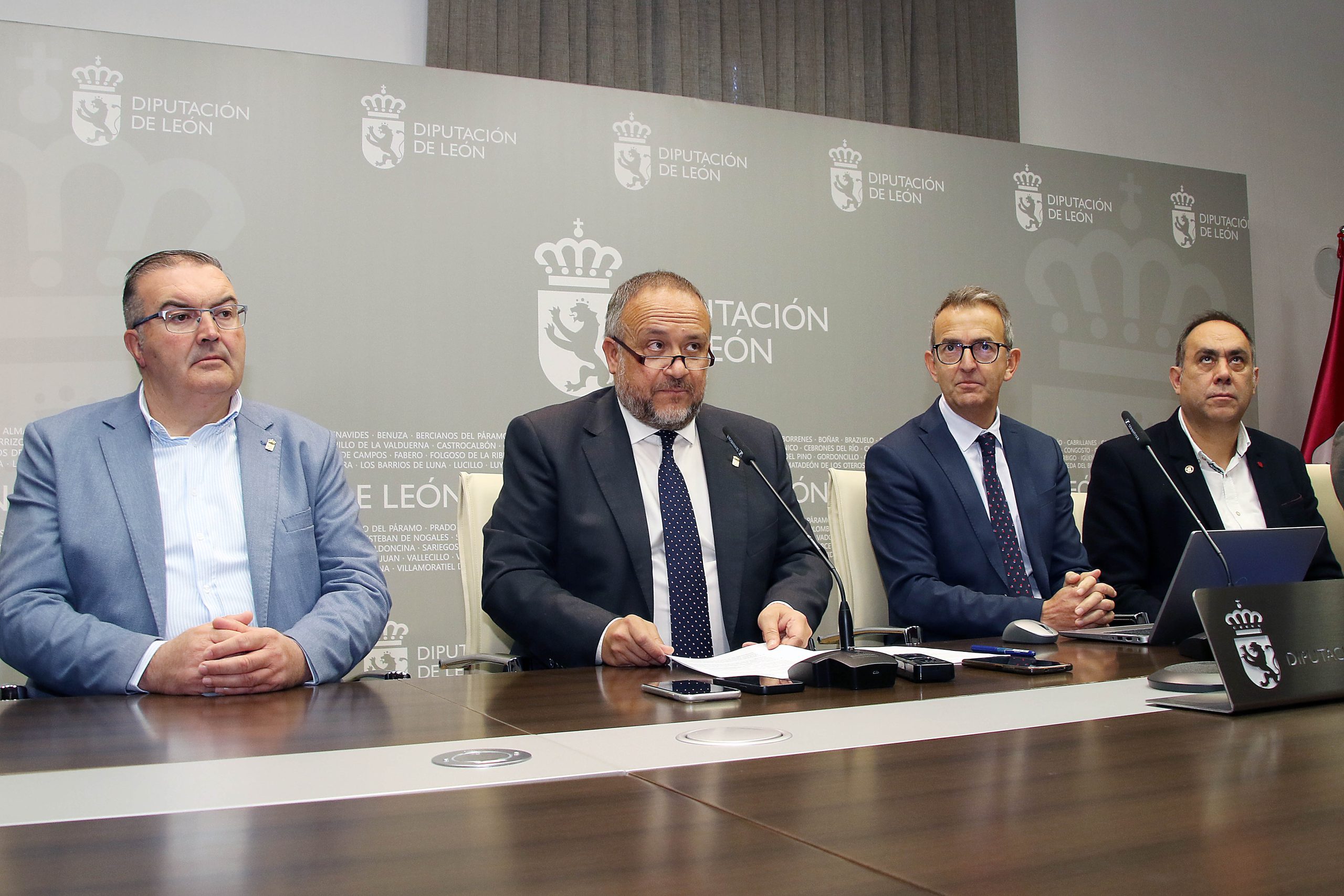 El presidente de la Diputación de León, Gerardo Álvarez Courel, y el diputado de Hacienda, Santiago Dorado, acompañados por los vicepresidentes Roberto Aller, Valentín Martínez, Ana Arias y Luis Alberto Arias, presentan el proyecto de presupuestos de la institución provincial para 2025