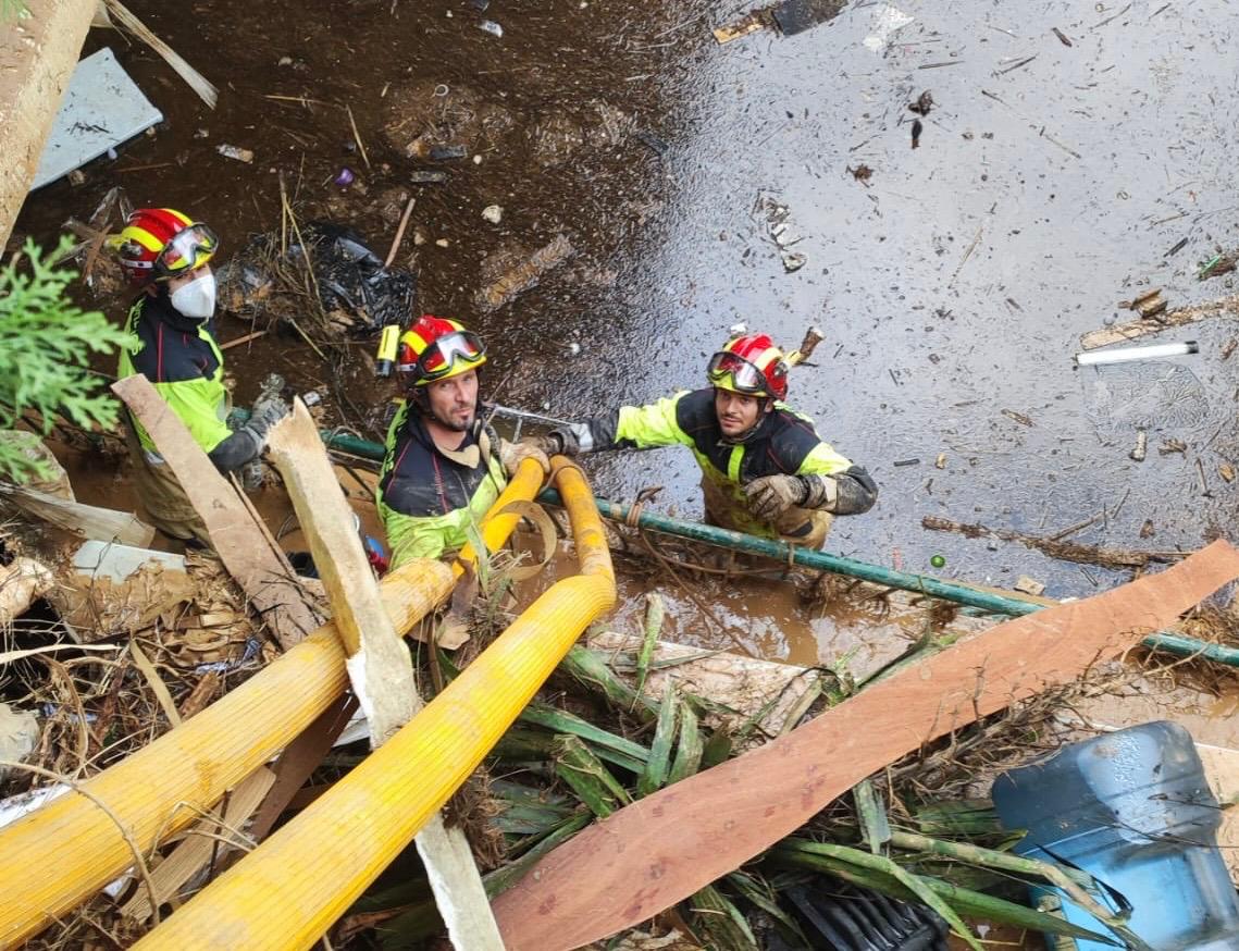 Bomberos de la Diputación de León en Valencia. / DL