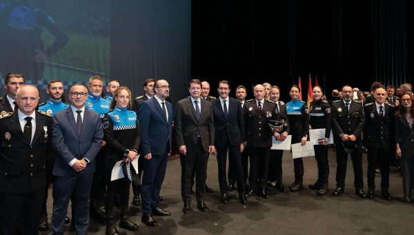 Alfonso Fernández Mañueco y Marco Morala, junto a los policías ponferradinos condecorados