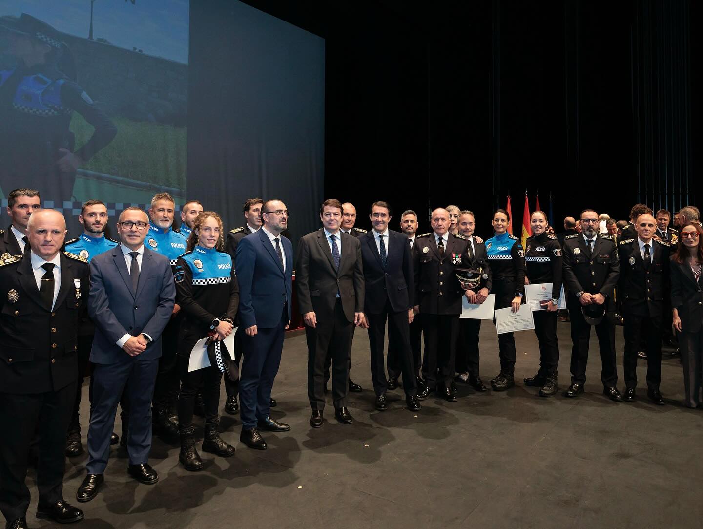 Alfonso Fernández Mañueco y Marco Morala, junto a los policías ponferradinos condecorados