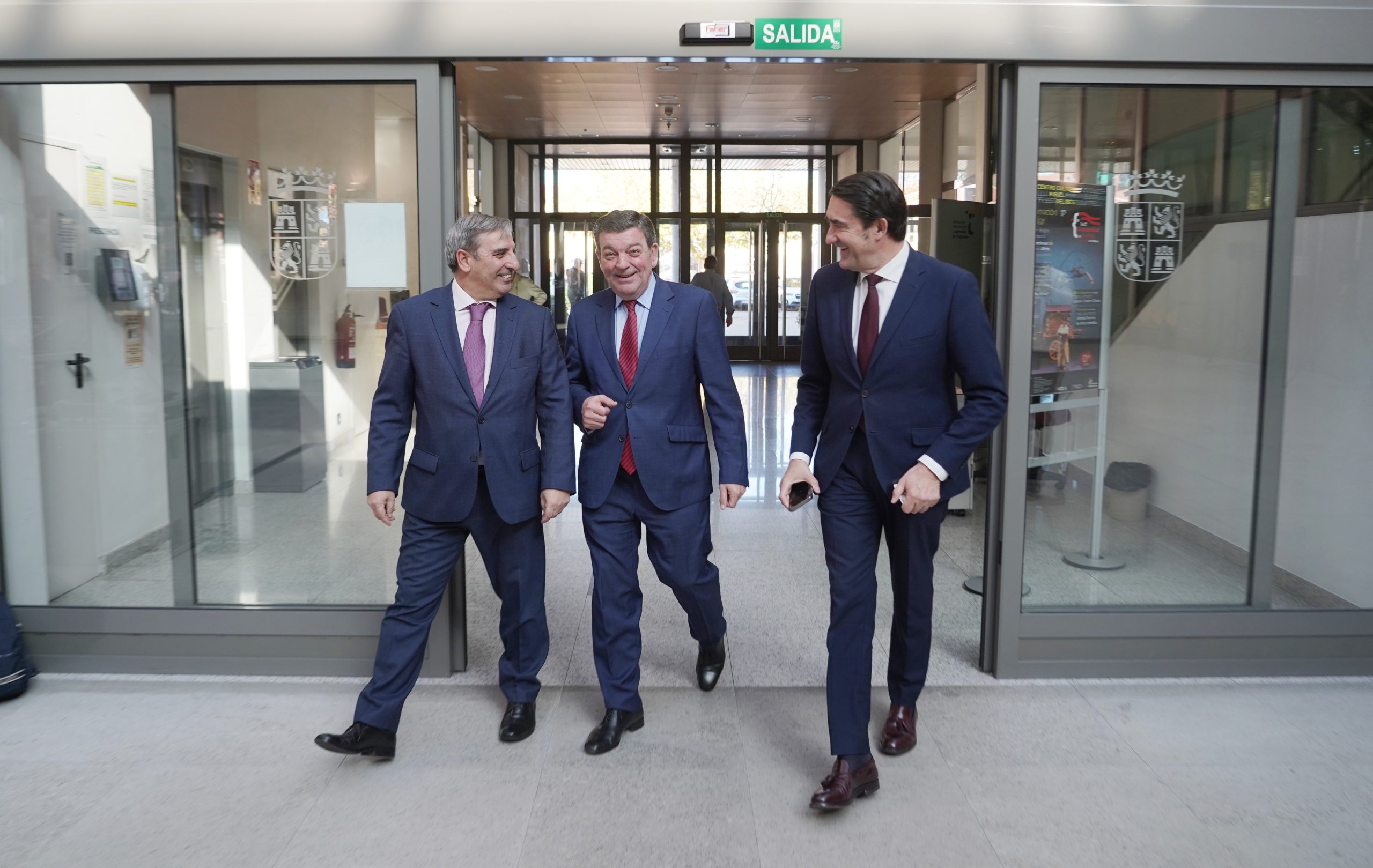 Los consejeros de la Presidencia, Luis Miguel González Gago; de Medio Ambiente, Vivienda y Ordenación del Territorio, Juan Carlos Suárez-Quiñones, y de Movilidad y Transformación Digital, José Luis Sanz Merino