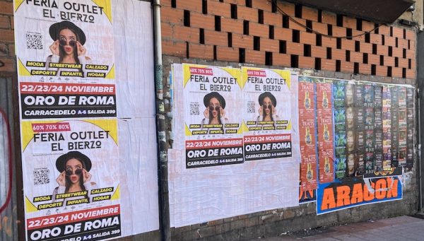 Carteles de la Feria Outlet en la calle General Vives de Ponferrada