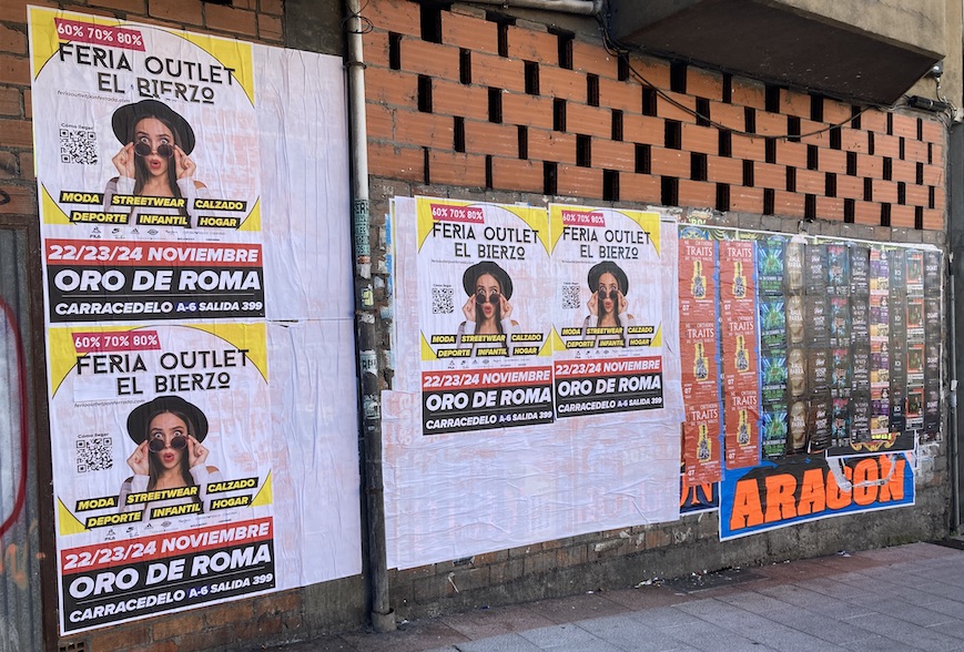 Carteles de la Feria Outlet en la calle General Vives de Ponferrada