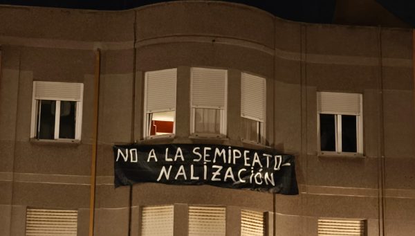 Carteles de protesta contra la semipeatonalización de la avenida del Castillo