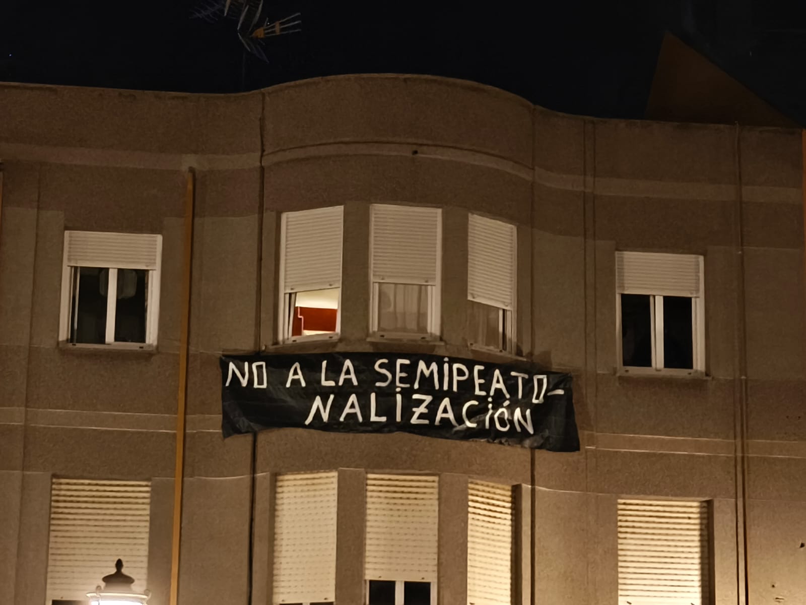 Carteles de protesta contra la semipeatonalización de la avenida del Castillo