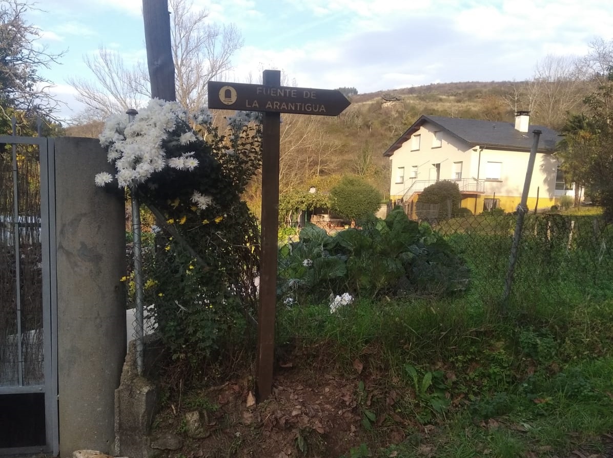 Señalización de la fuente Arantigua en Villanueva de Valdueza