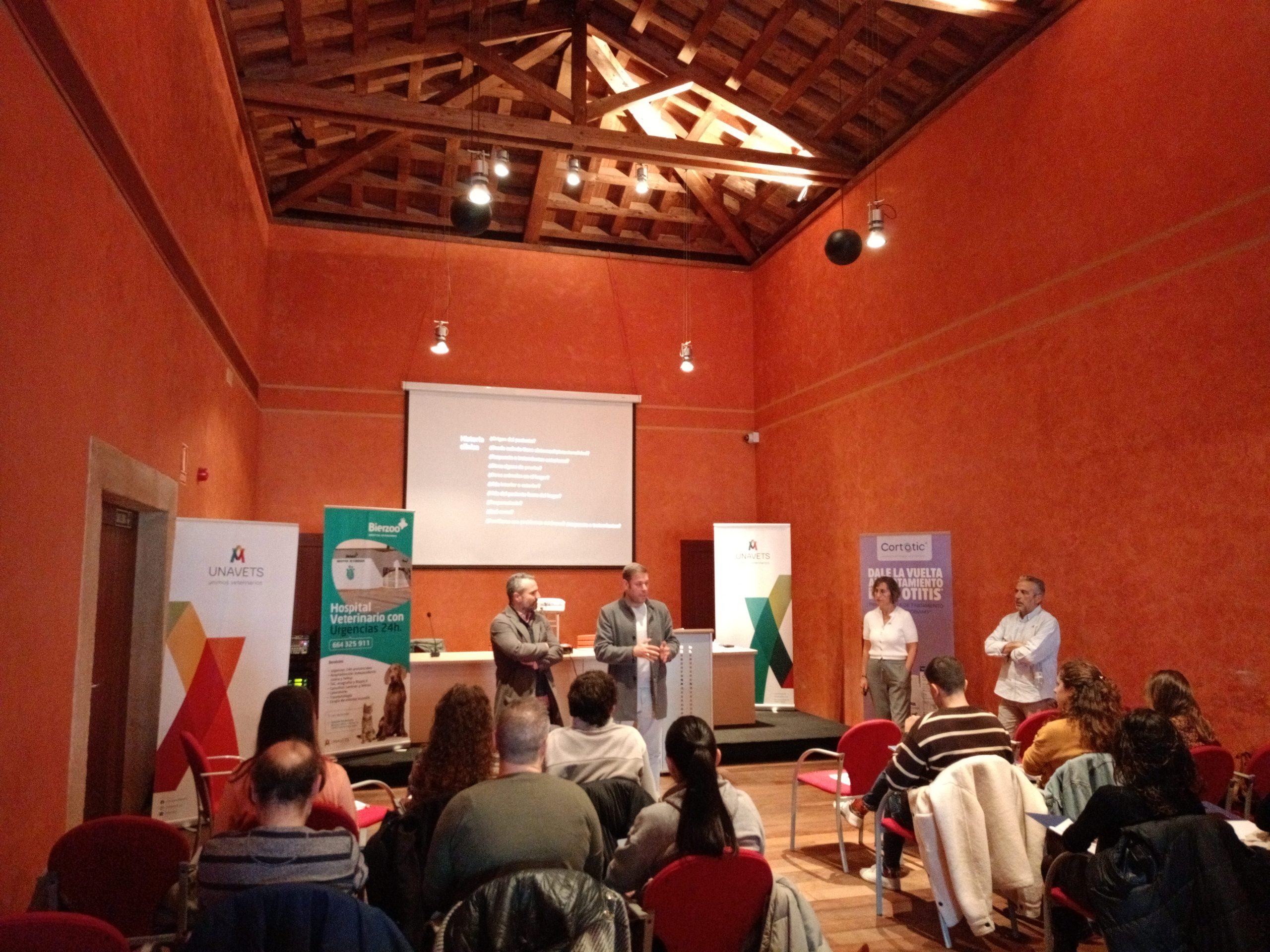 Iván Alonso inaugura el congreso sobre dermatología veterinaria en el Castillo de Ponferrada