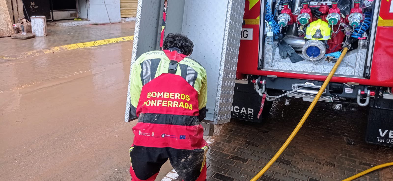 Cinco bomberos de Ponferrada trabajan en Aldaya, Valencia, para ayudar a los afectados por las inundaciones de la DANA.