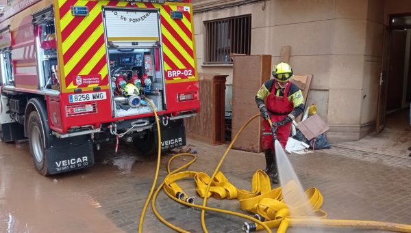 Cinco bomberos de Ponferrada trabajan en Aldaya, Valencia, para ayudar a los afectados por las inundaciones de la DANA. / Marco Morala