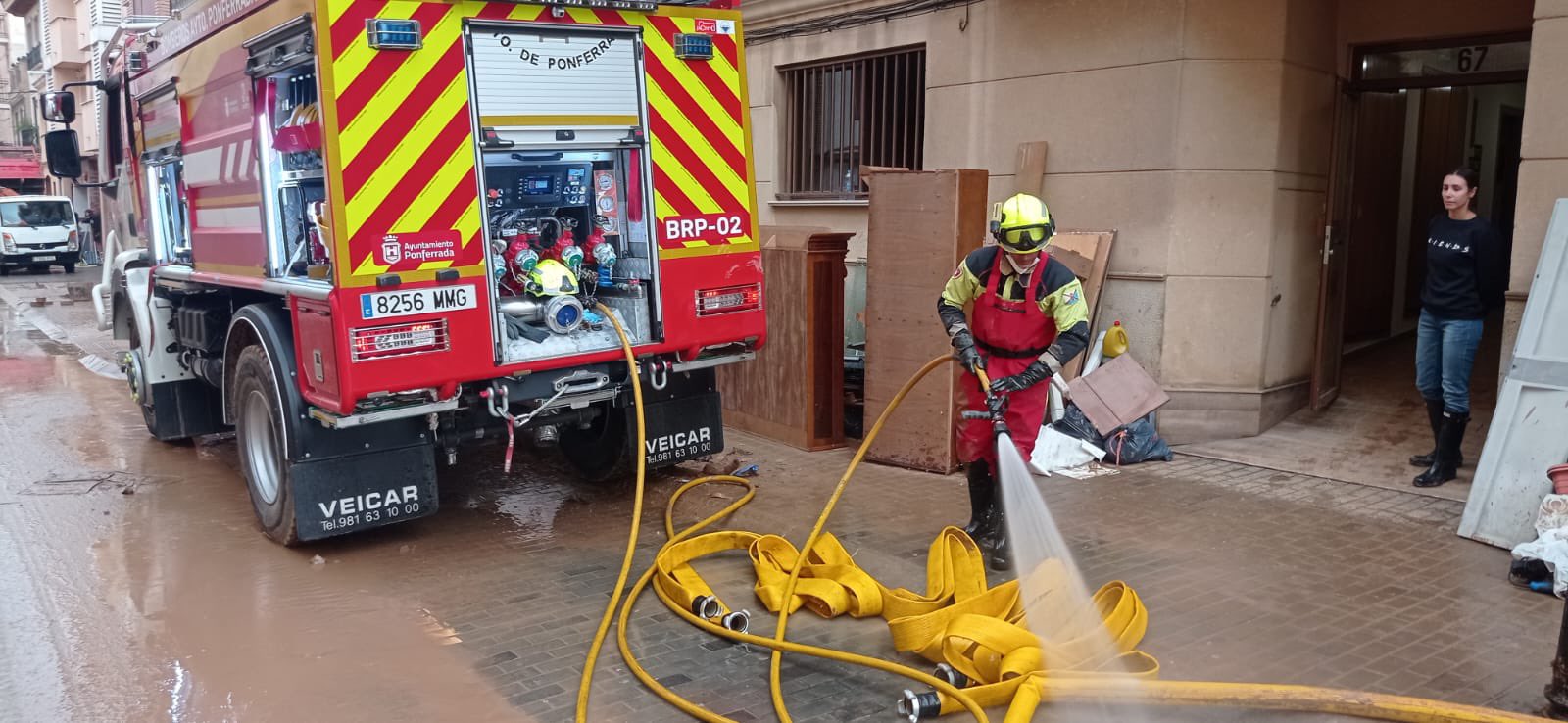 Cinco bomberos de Ponferrada trabajan en Aldaya, Valencia, para ayudar a los afectados por las inundaciones de la DANA. / Marco Morala