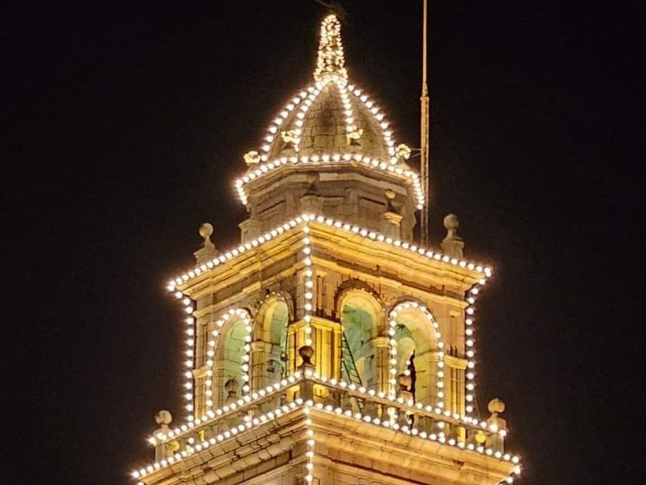 Luces de Navidad en la torre de la Encina