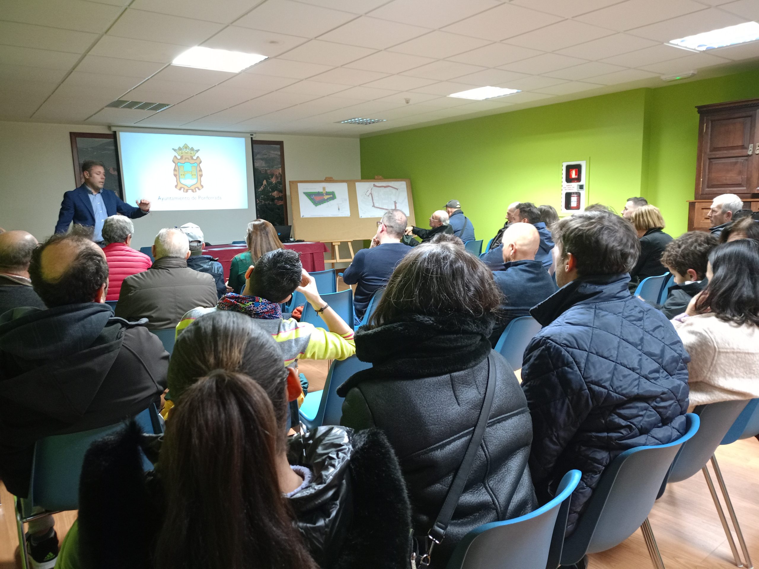 Primer encuentro que se desarrolló en la tarde de este martes con vecinos de las calles Guido de Garda, Rodrigo Yáñez y la Avenida del Castillo. / Ayto Ponferrada