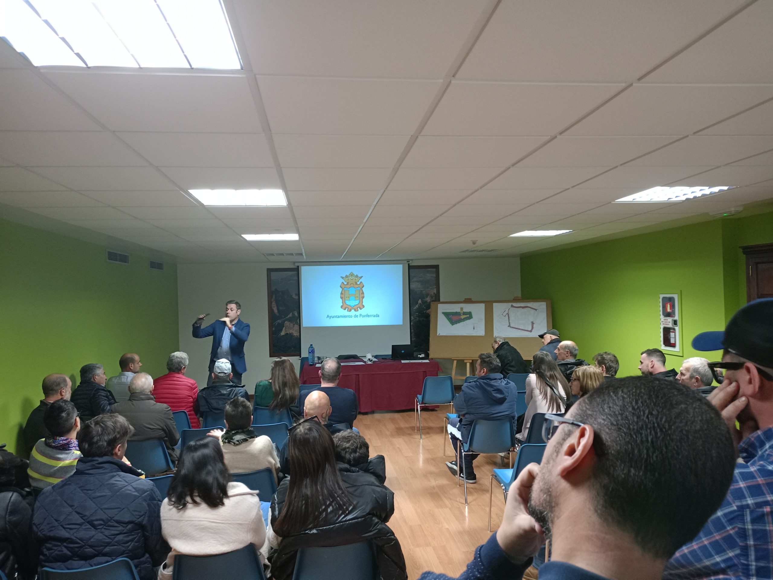 Primer encuentro que se desarrolló en la tarde de este martes con vecinos de las calles Guido de Garda, Rodrigo Yáñez y la Avenida del Castillo. / Ayto Ponferrada