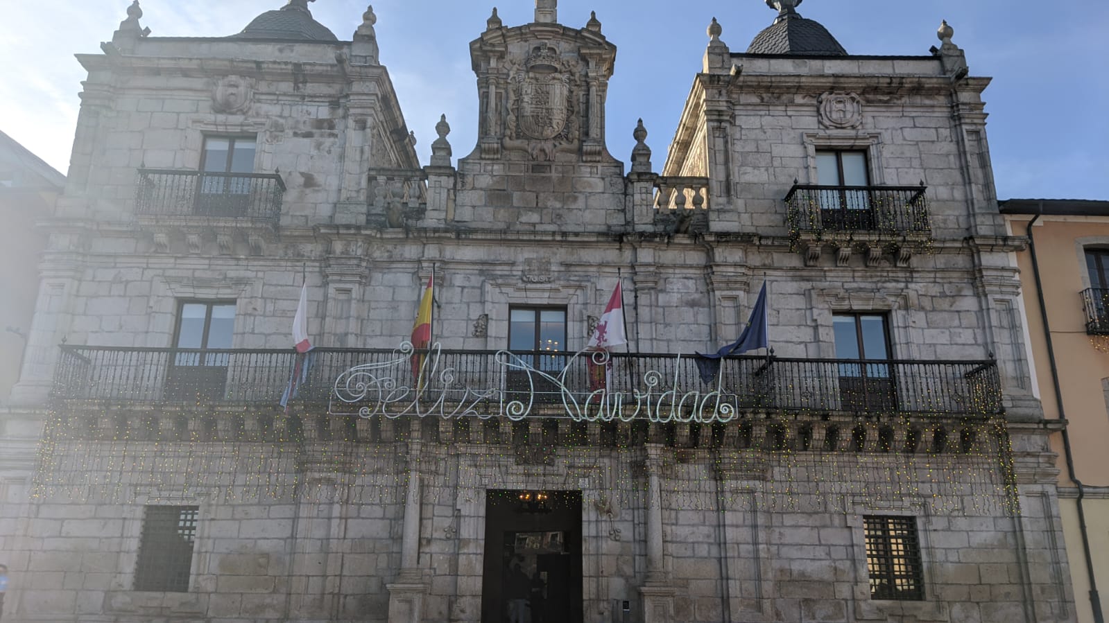 Instalación de las luces de Navidad en el casco antiguo de Ponferrada