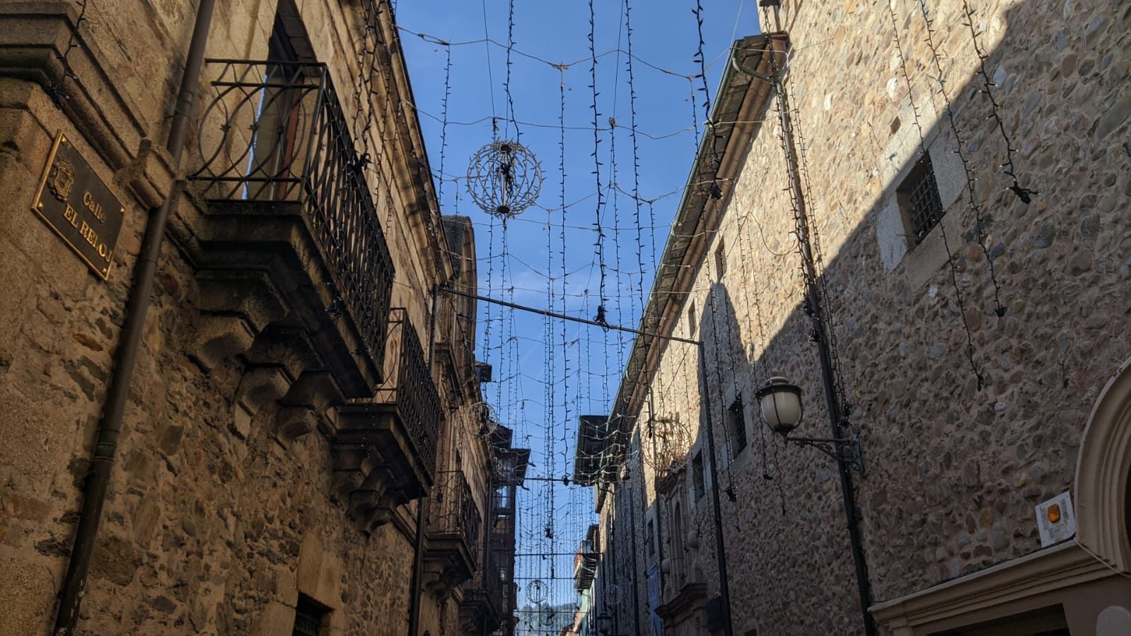 Instalación de las luces de Navidad en el casco antiguo de Ponferrada