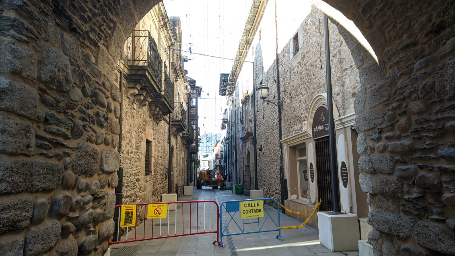 Instalación de las luces de Navidad en el casco antiguo de Ponferrada