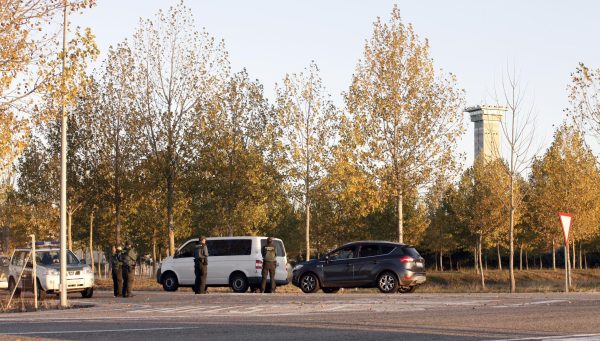 Control policial a la entrada de la prisión de Topas