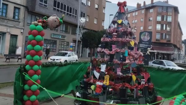 Árbol de Navidad en Flores del Sil.