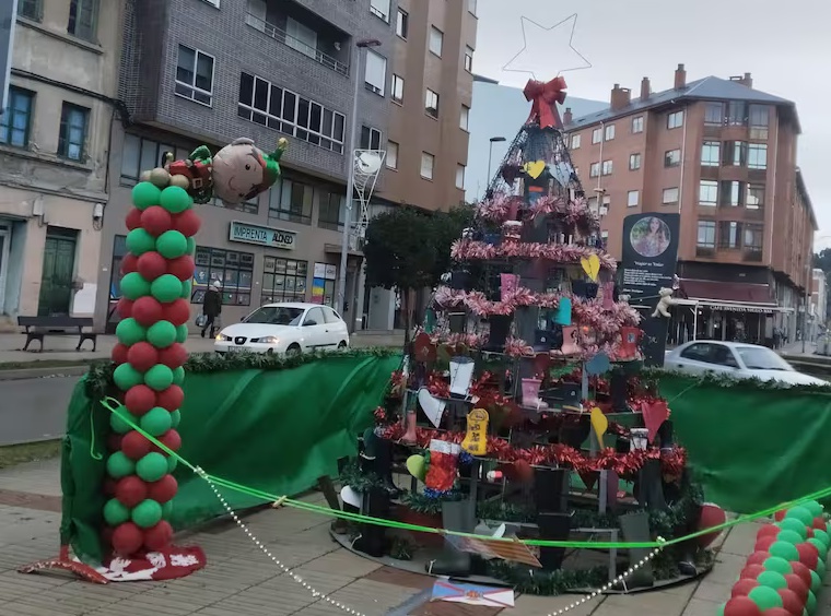 Árbol de Navidad en Flores del Sil.