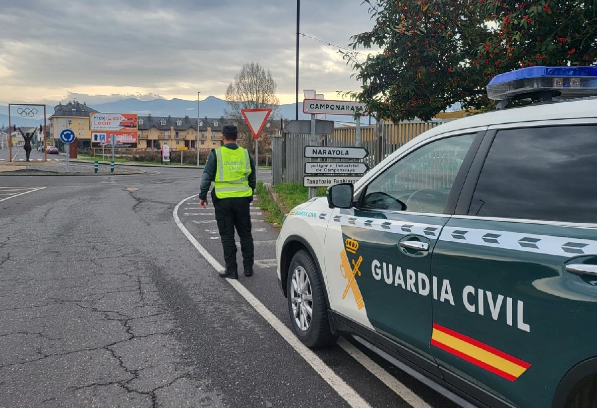 Guardia Civil en la rotonda de Camponaraya