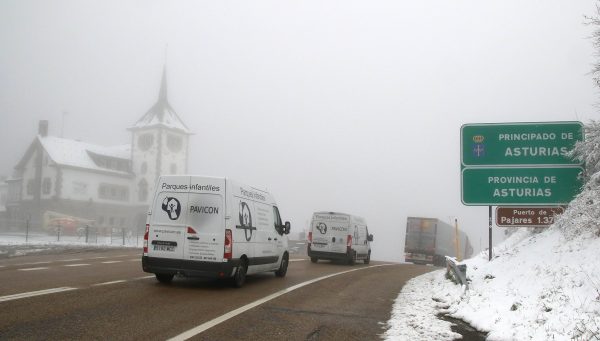 La nieve caída durante la noche no impide el paso de vehículos por el Puerto de Pajares