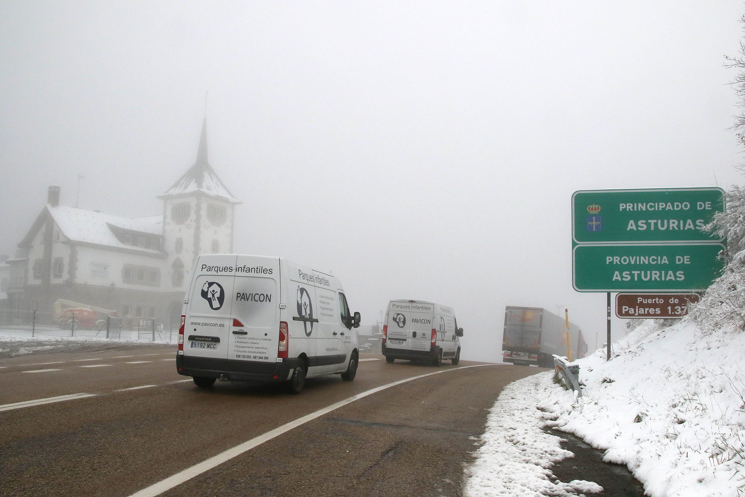 La nieve caída durante la noche no impide el paso de vehículos por el Puerto de Pajares