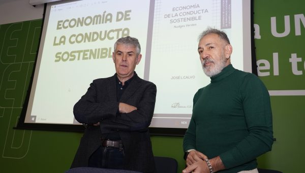 El director de la UNED de Ponferrada, Jorge Vega (I), junto al autor del segundo Cuaderno de la Cátedra de Territorios Sostenibles 'Economía de la conducta sostenible', José L. Calvo (D)