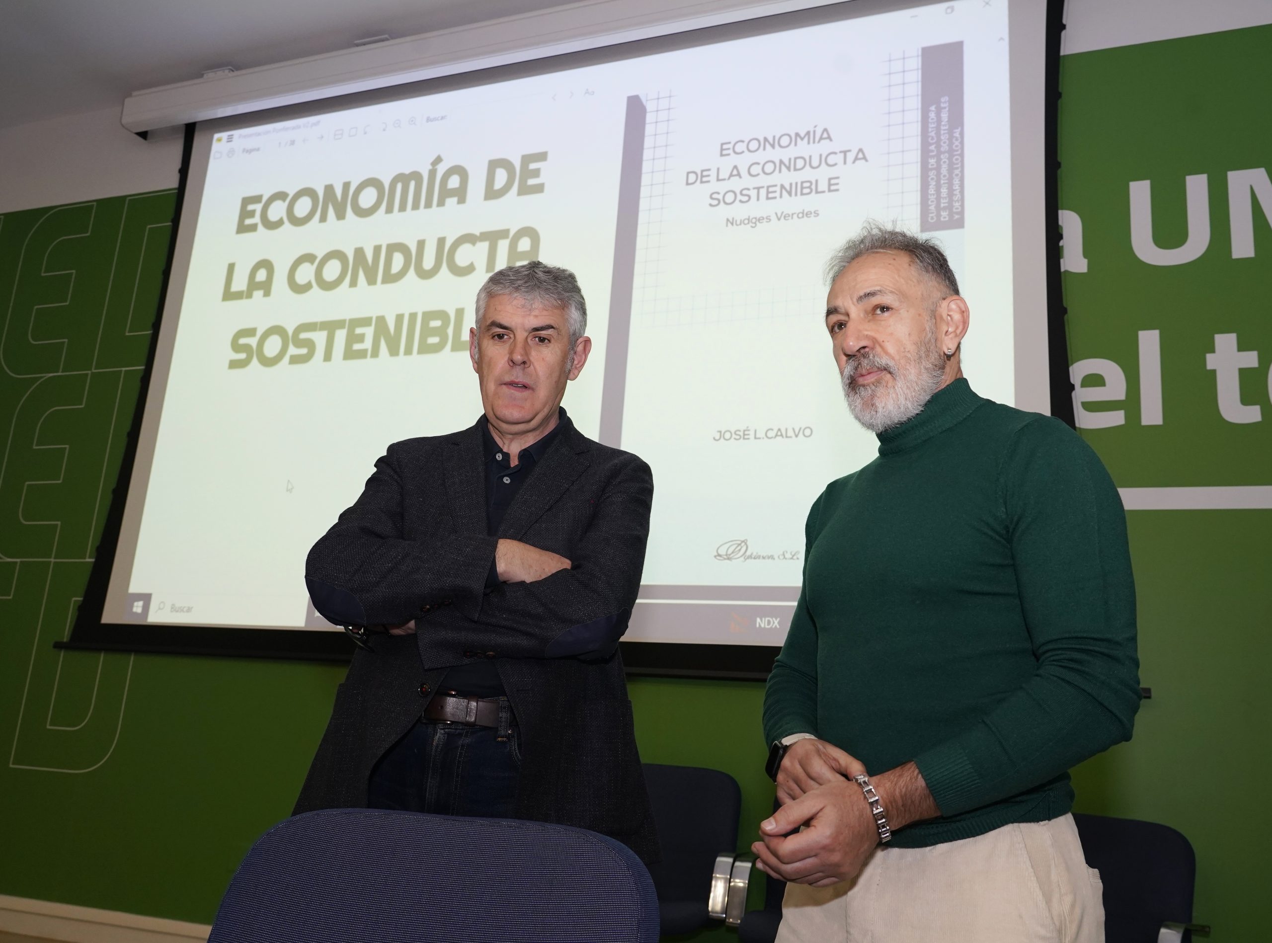 El director de la UNED de Ponferrada, Jorge Vega (I), junto al autor del segundo Cuaderno de la Cátedra de Territorios Sostenibles 'Economía de la conducta sostenible', José L. Calvo (D)