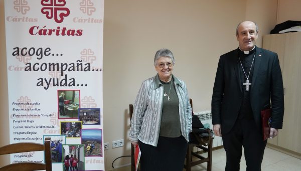 El obispo de Astorga, Jesús Fernández, junto a la directora de Cáritas Diocesana de Astorga, Inmaculada del Peso, durante la presentación de la campaña de Navidad 2024