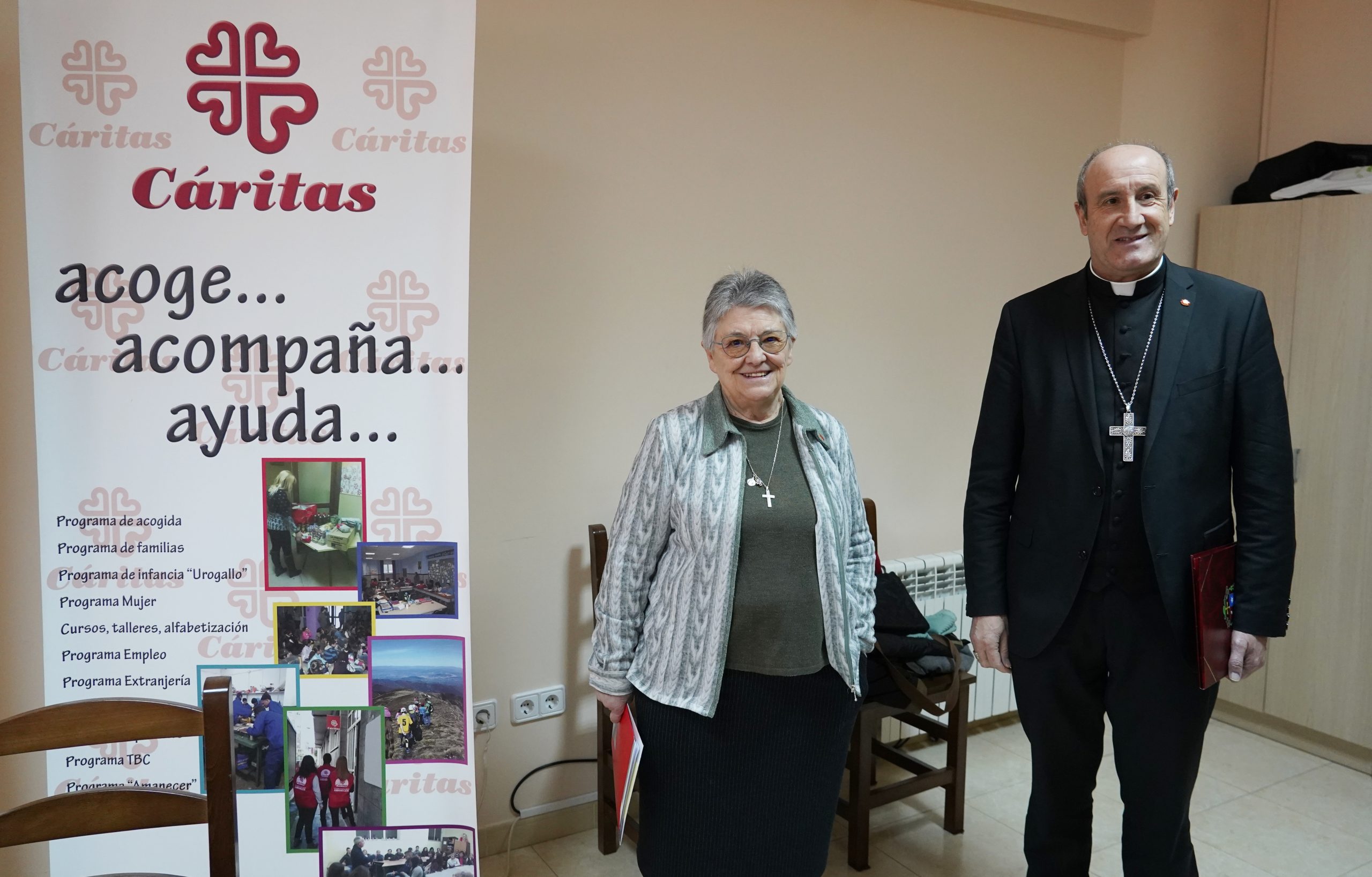 El obispo de Astorga, Jesús Fernández, junto a la directora de Cáritas Diocesana de Astorga, Inmaculada del Peso, durante la presentación de la campaña de Navidad 2024