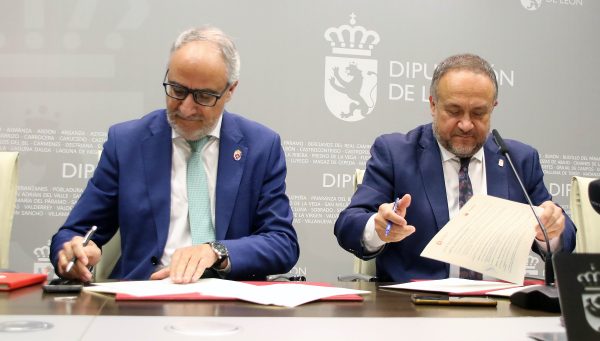 El presidente de la Diputación de León, Gerardo Álvarez Courel, y el presidente del Consejo Comarcal del Bierzo, Olegario Ramón, firman el convenio para la financiación del Servicio de Asistencia a Municipios