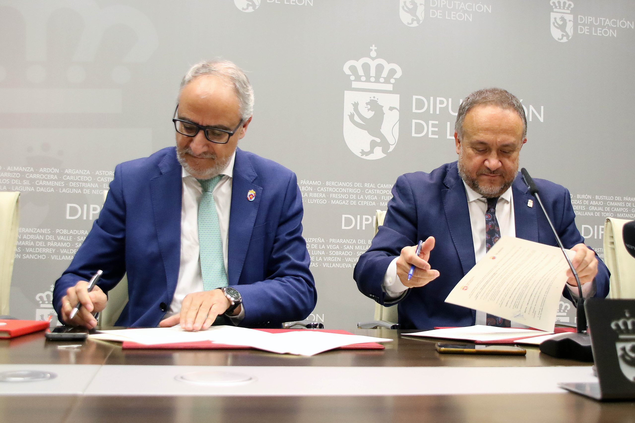 El presidente de la Diputación de León, Gerardo Álvarez Courel, y el presidente del Consejo Comarcal del Bierzo, Olegario Ramón, firman el convenio para la financiación del Servicio de Asistencia a Municipios