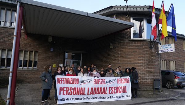 Concentración en el colegio de Educación Especial Bergidum de Ponferrada para denunciar la falta de cobertura de plazas