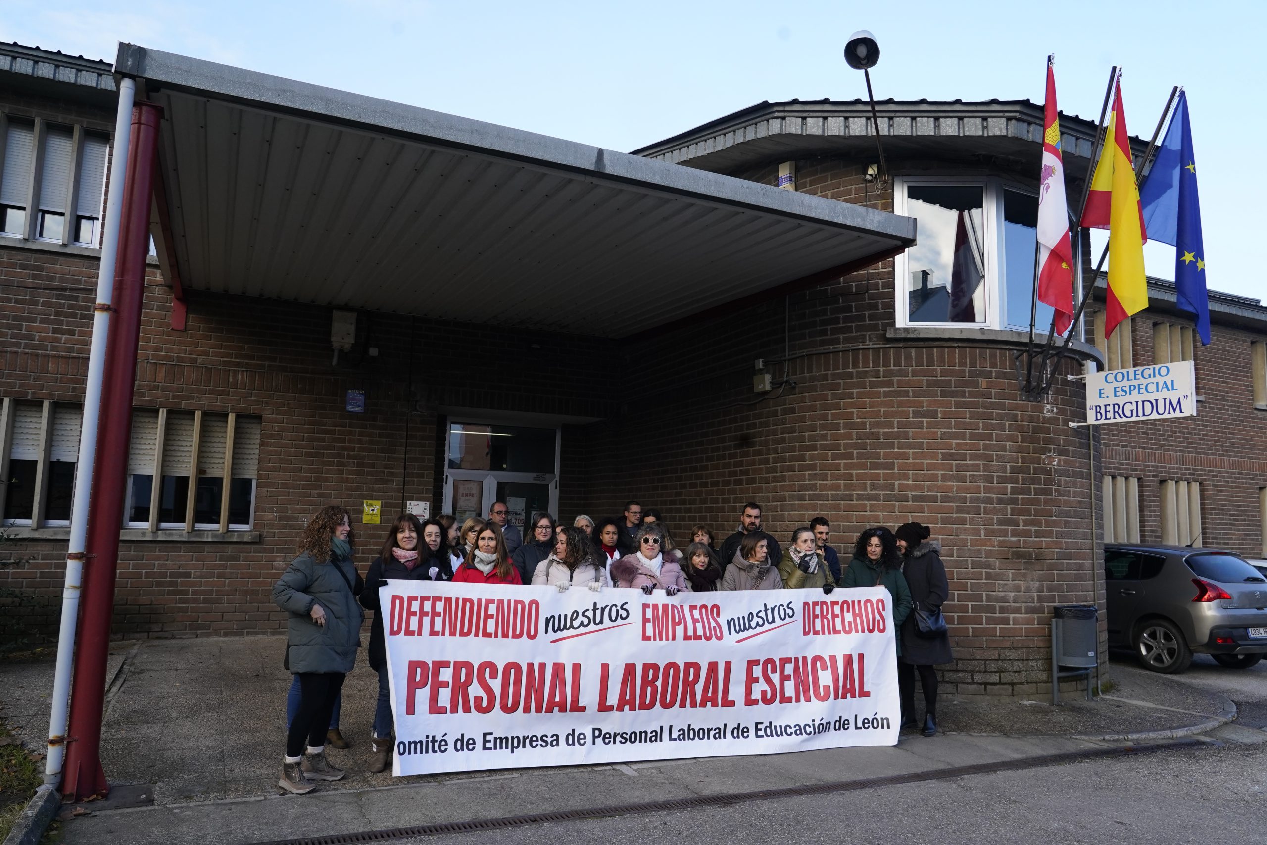 Concentración en el colegio de Educación Especial Bergidum de Ponferrada para denunciar la falta de cobertura de plazas