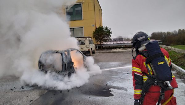 Incendio de un coche en el aparcamiento del restaurante El Bayo