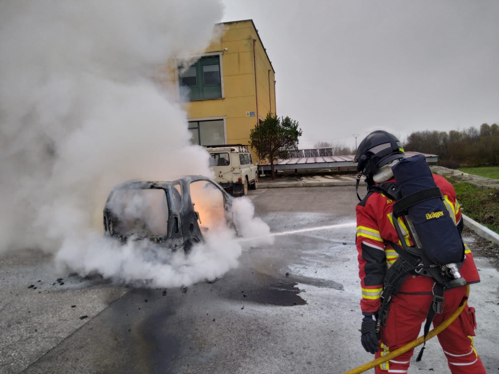 Incendio de un coche en el aparcamiento del restaurante El Bayo