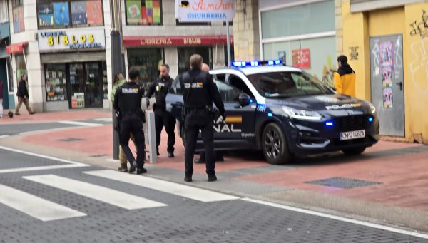 Un detenido por arrojar una ventana a la calle en Gómez Núñez