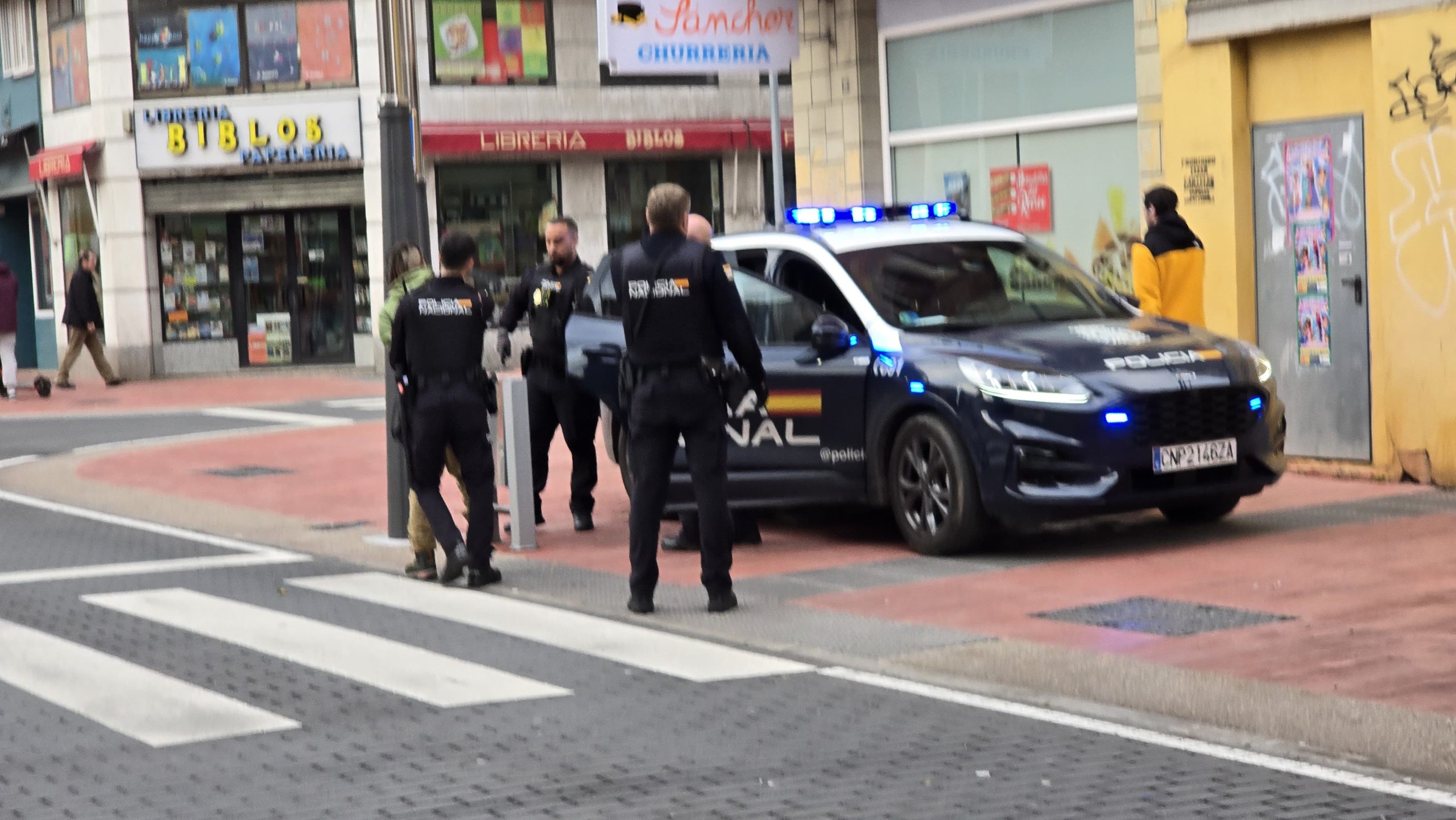 Un detenido por arrojar una ventana a la calle en Gómez Núñez