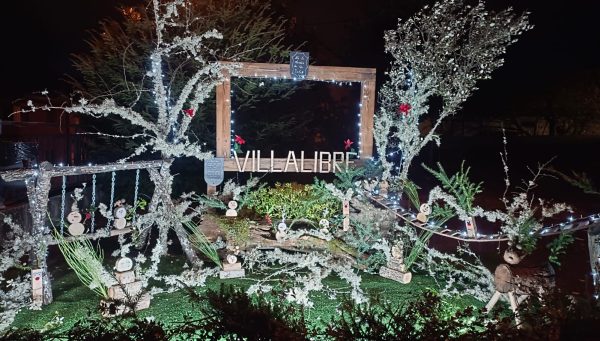 Decoración navideña en el columpio de Villalibre