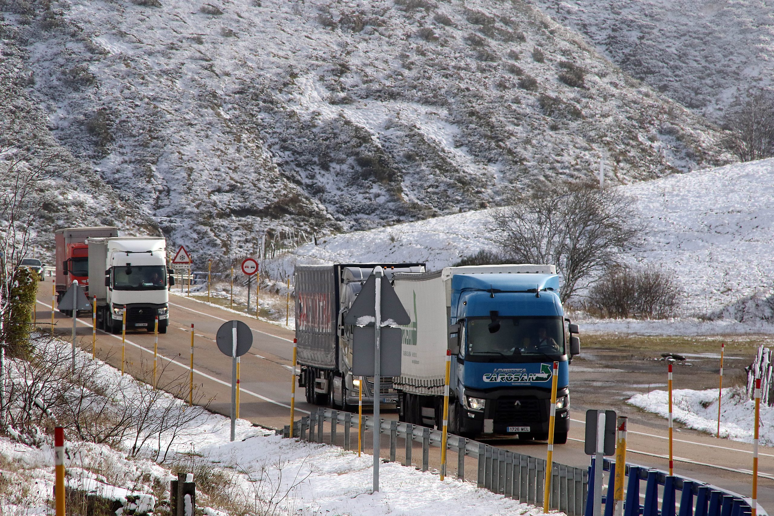 La nieve caída durante la noche no impide el paso de vehículos por el Puerto de Pajares